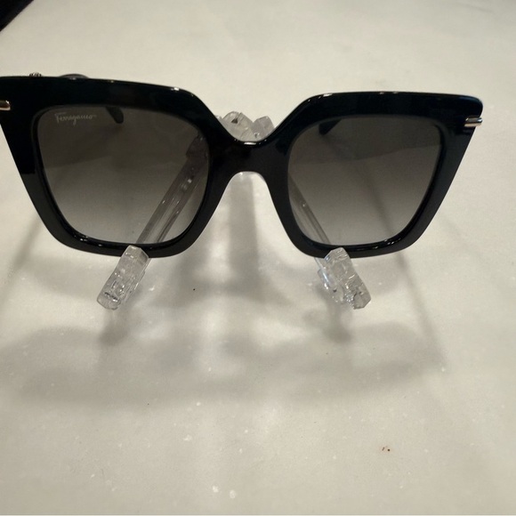 Salvatore Ferragamo SF1041S-001 Sunglasses 51mm 100% Authentic main image 11